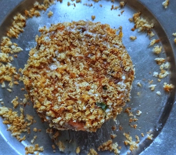 Step 3.1: Dip the patties in the batter and coat them with bread crumbs