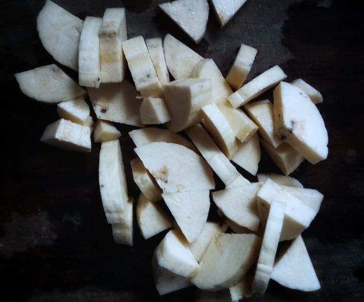 Step 1.1: Drain out the water and cut the plantain into small thick pieces
