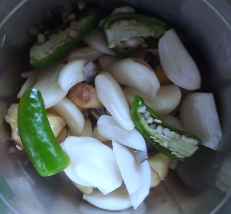 Step 1.1: To a mixer jar, add garlic, ginger, and green chilli