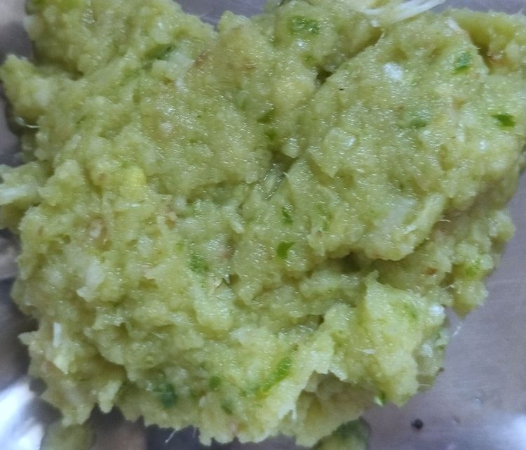 Step 1.2: To a mixer jar, add garlic, ginger, and green chilli