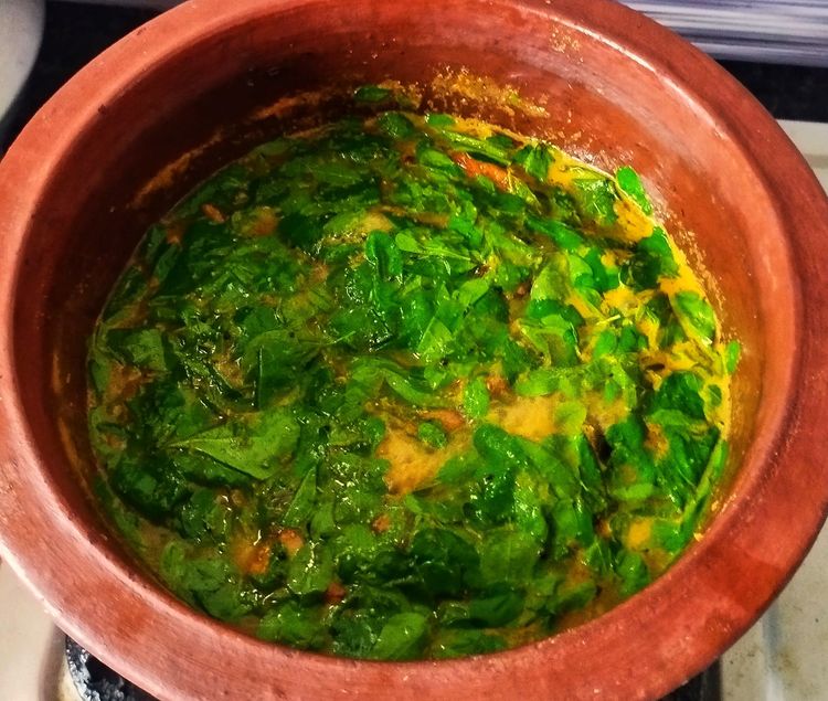 Step 4.2: Add the cleaned moringa leaves, stir well, and cook covered for 4–5 minutes