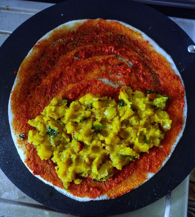 Step 4.1: Place 2–3 tablespoons (as per your choice) of potato masala on the half portion