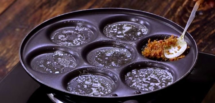 Step 3.2: Place a spoonful of prepared onion-tomato masala into each mould and gently press to level it