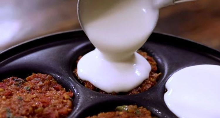 Step 3.2: Pour the idli batter over the masala