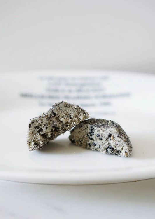 Step 1.1: Take about 10 grams of dough each, pinch it tightly with your hands, and shape it into a cylinder with a height of about 2 cm