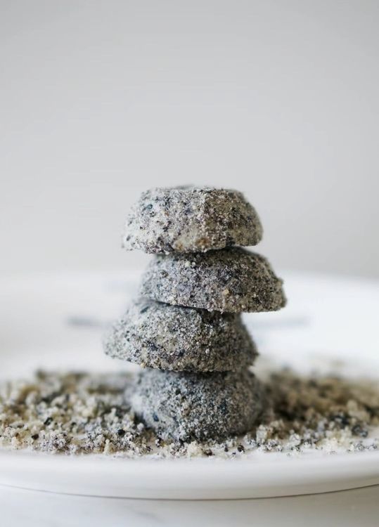 Step 1.2: Take about 10 grams of dough each, pinch it tightly with your hands, and shape it into a cylinder with a height of about 2 cm