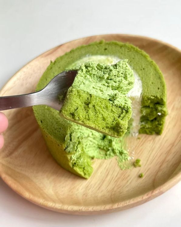 Step 1.4: Heat corn oil and matcha powder, stirring until there is no dry powder