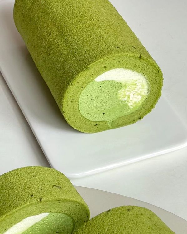Step 1.8: Heat corn oil and matcha powder, stirring until there is no dry powder