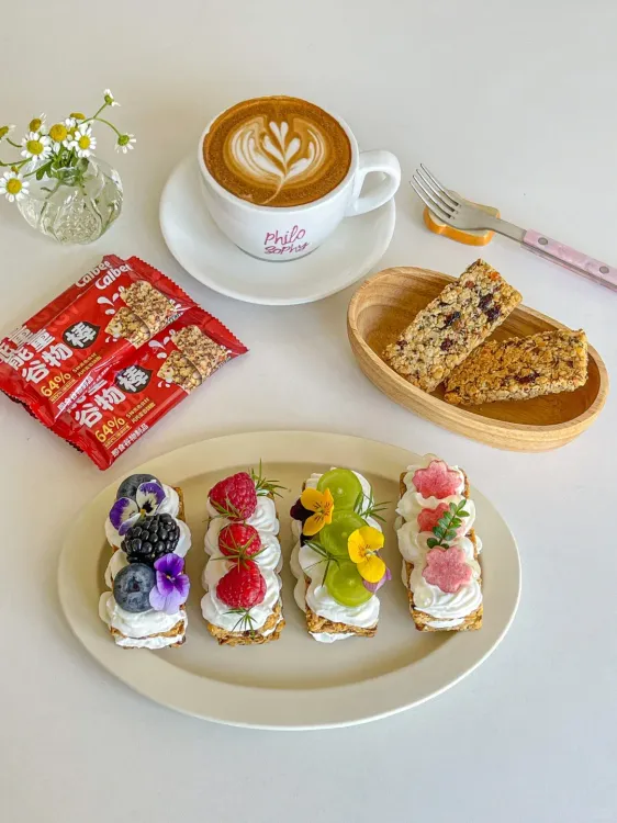 Step 1.4: Place one layer of Calbee granola bar on a plate