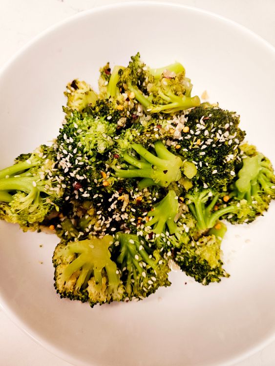 Step 4.1: Sprinkle the broccoli with sesame seeds, red pepper flakes (if using), and sliced green onions (if desired)