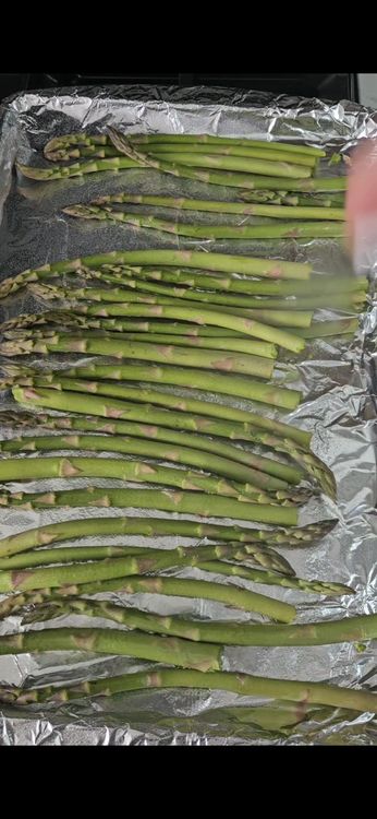 Step 1.1: Coat the asparagus with olive oil