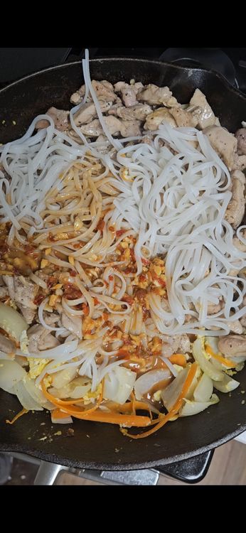 Step 6.1: Add cooked noodles, chicken, and sauce to the pan