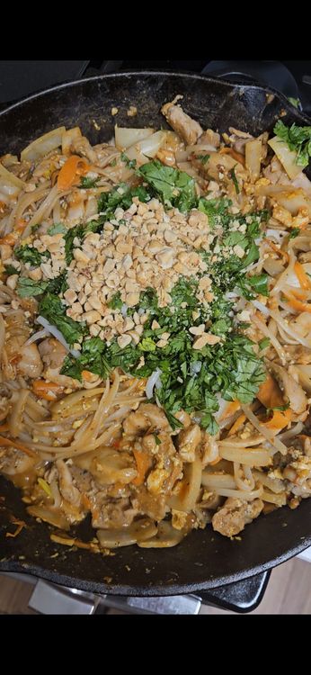 Step 7.1: Stir in bean sprouts, cilantro, and crushed peanuts