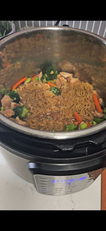 Step 1.2: In the last 4 minutes of cooking, add the vegetables and noodles