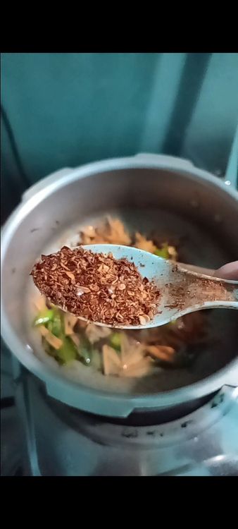 Step 2.1: Sprinkle in turmeric powder, chilli flakes, curry powder, and chilli powder
