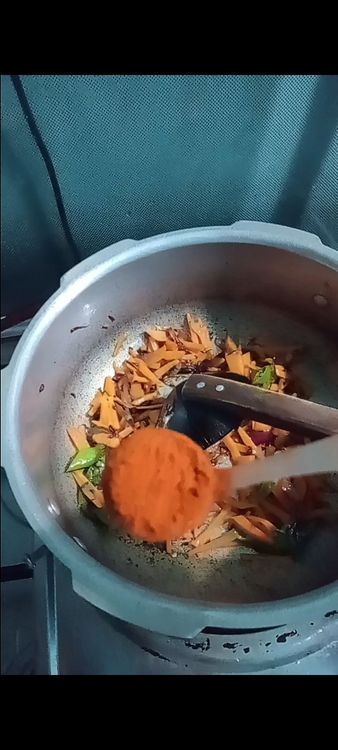 Step 2.3: Sprinkle in turmeric powder, chilli flakes, curry powder, and chilli powder