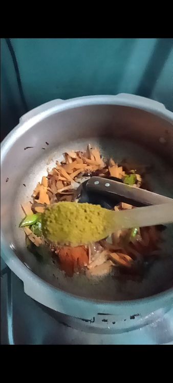 Step 2.5: Sprinkle in turmeric powder, chilli flakes, curry powder, and chilli powder
