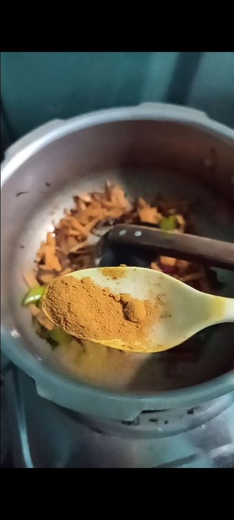 Step 2.7: Sprinkle in turmeric powder, chilli flakes, curry powder, and chilli powder