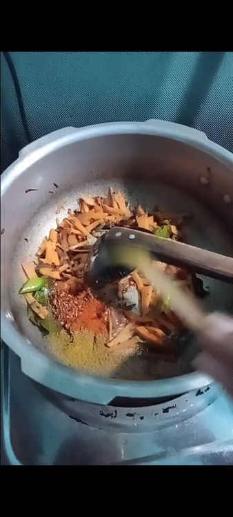 Step 2.6: Sprinkle in turmeric powder, chilli flakes, curry powder, and chilli powder
