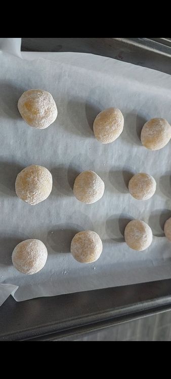 Step 1.3: Make a ball of 1 tbs cookie mixture and roll in powdered sugar