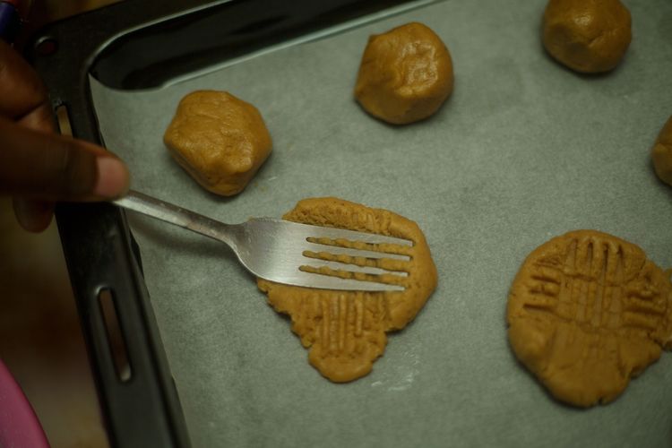 Step 1.1: **Flatten and Create the Classic Crosshatch Pattern\*\*:**

\*\*  - Use a fork to flatten each dough ball, creating a crisscross pattern on the top of each cookie