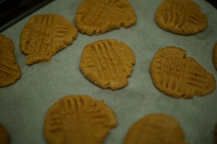 Step 1.2: **Flatten and Create the Classic Crosshatch Pattern\*\*:**

\*\*  - Use a fork to flatten each dough ball, creating a crisscross pattern on the top of each cookie