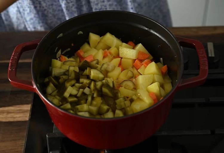 Step 1.2: Add potatoes, carrots, and pickled cucumbers to the pot