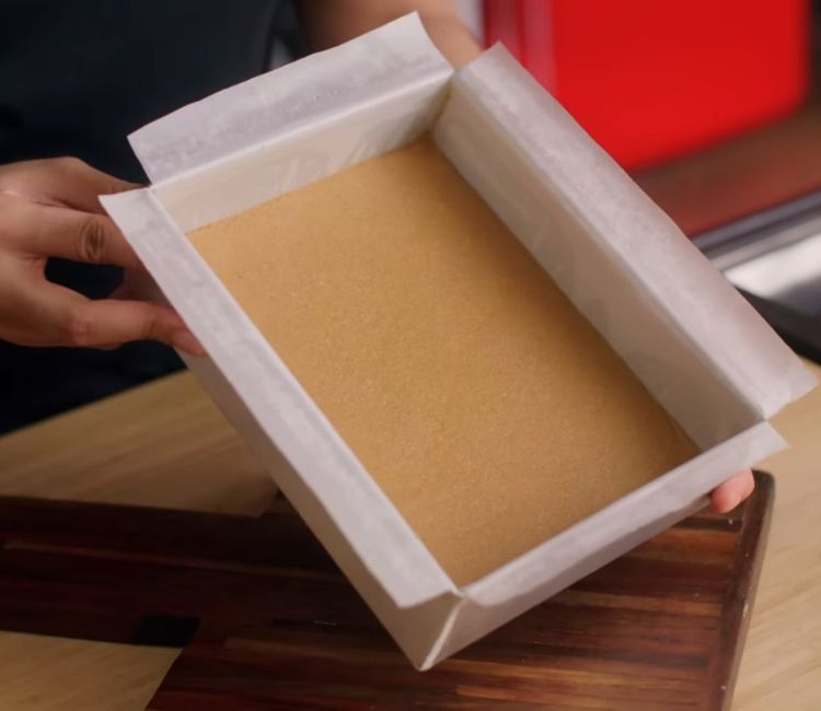 Step 5.1: Press the corners well and tap firmly until the surface becomes shiny