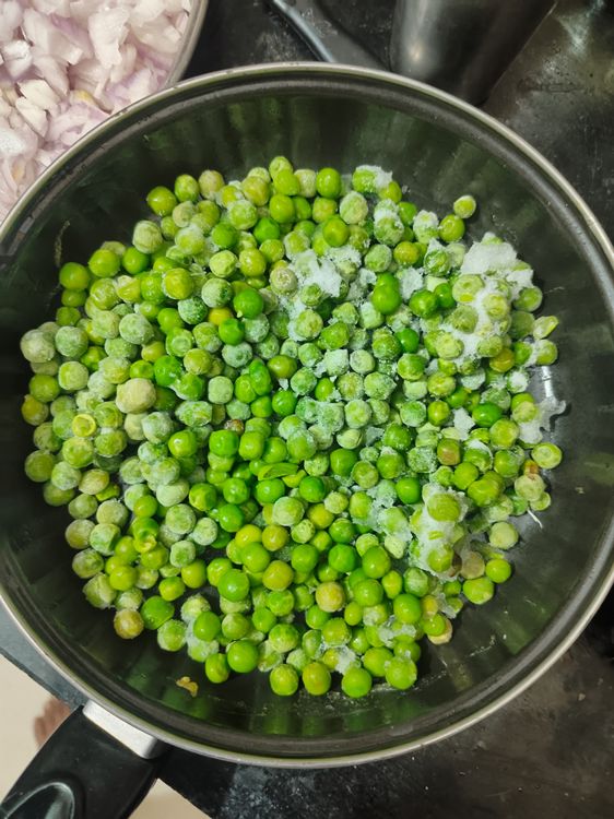 Step 1.1: Add green peas and a bit of water