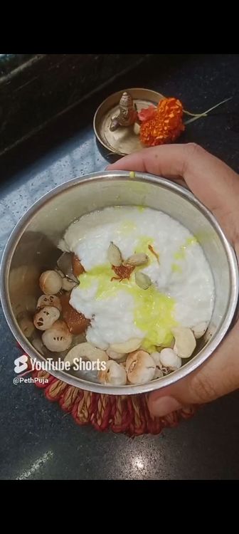 Step 1.5: In a mixie jar, add makhana , curd , cashews, saffron milk, cardamom pods, jaggery cubes and blend smooth