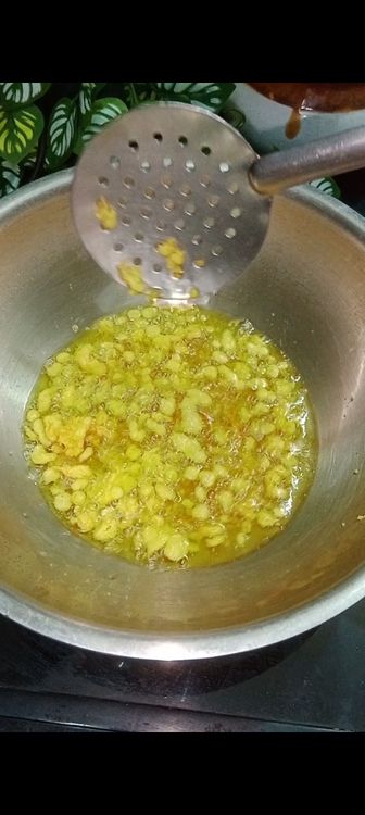 Step 1.2: Fry the boondi until they turn light golden
