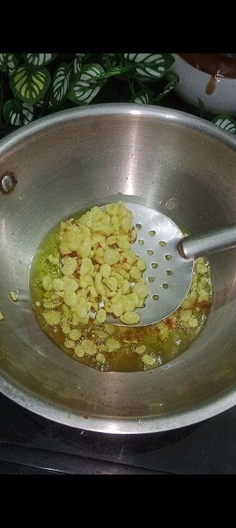 Step 1.3: Fry the boondi until they turn light golden