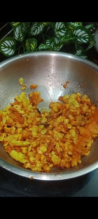 Step 3.1: Immediately add the fried boondi into the hot sugar syrup