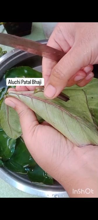 Step 1.2: Wash arbi leaves ( colocasia leaves) and keep aside
