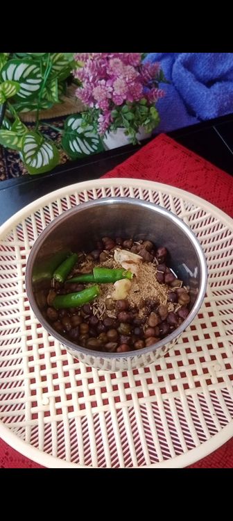 Step 1.2: In a mixie jar, add boiled kala chana, green Cardamom, cumin seeds, dry mango powder, green chillies, ginger and pinch of salt