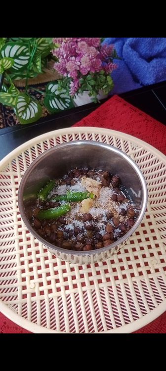 Step 1.3: In a mixie jar, add boiled kala chana, green Cardamom, cumin seeds, dry mango powder, green chillies, ginger and pinch of salt