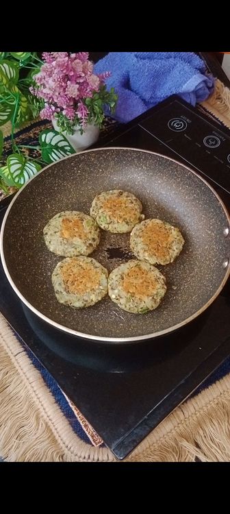 Step 1.4: Shallow fry in a flat pan with 1 tsp oil/ ghee on both the sides
