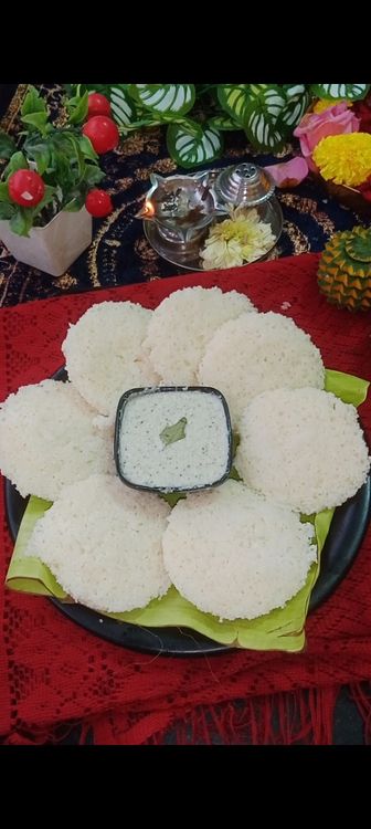Step 1.2: Demould the idlis and serve hot with upwas ki chutney