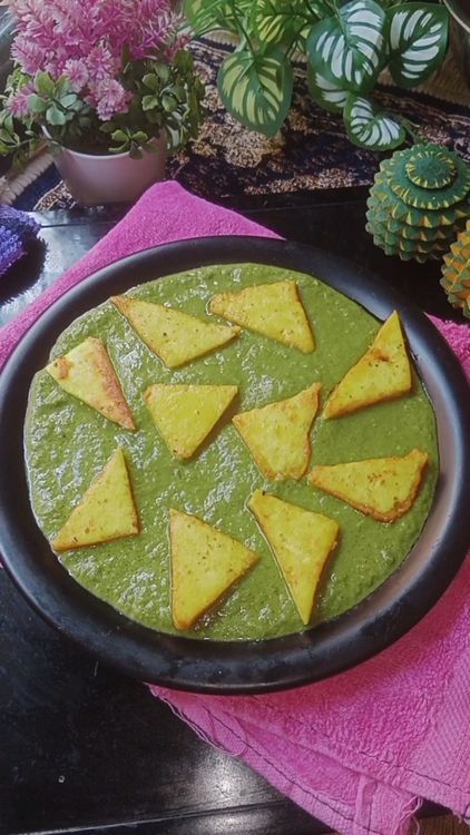 Step 5.2: In a plate , spread the prepared palak paste, place the tossed paneer cubes , garnish some coriander leaves, drizzle some white paste and red chilli oil
