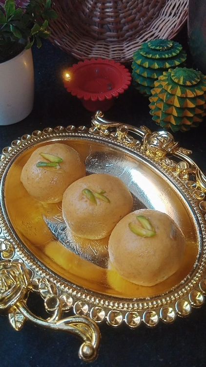 Step 1.2: Take small portions and shape them into round ladoos by pressing them between your palms