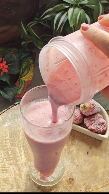 Step 2.1: Add the strawberry shake on top