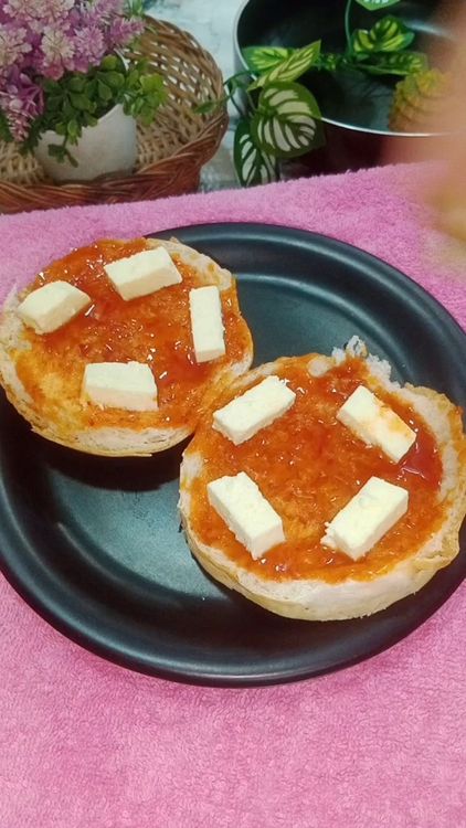 Step 1.1: Place 4 cubes of paneer on each bun, and put 2 spoons of mix veggies over them