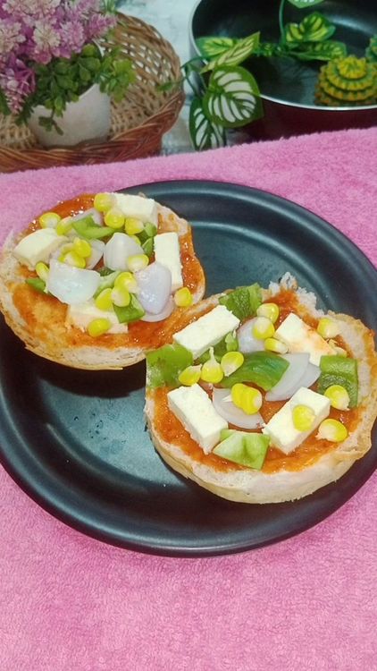 Step 1.2: Place 4 cubes of paneer on each bun, and put 2 spoons of mix veggies over them