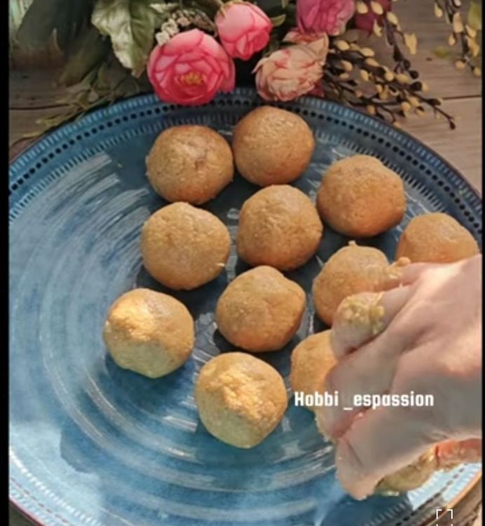 Step 3.1: Cool it down to luke warm and make laddus