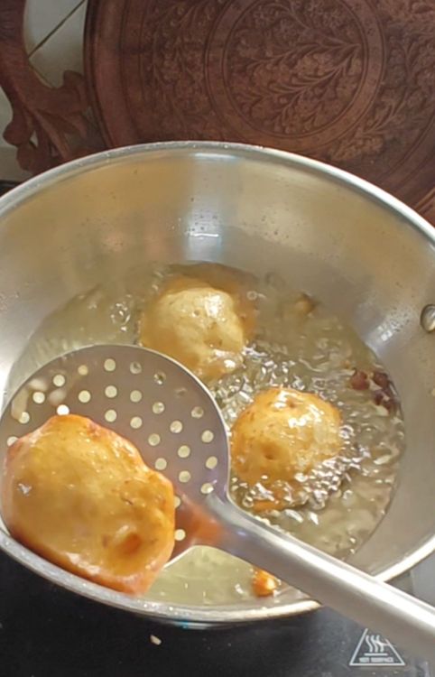Step 1.3: Start frying the pua one by one