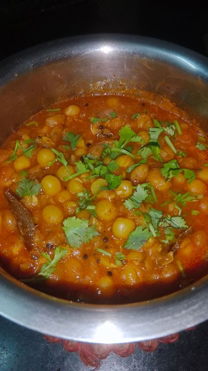 Step 3.1: Garnish with fresh coriander leaves and serve hot with rice or roti