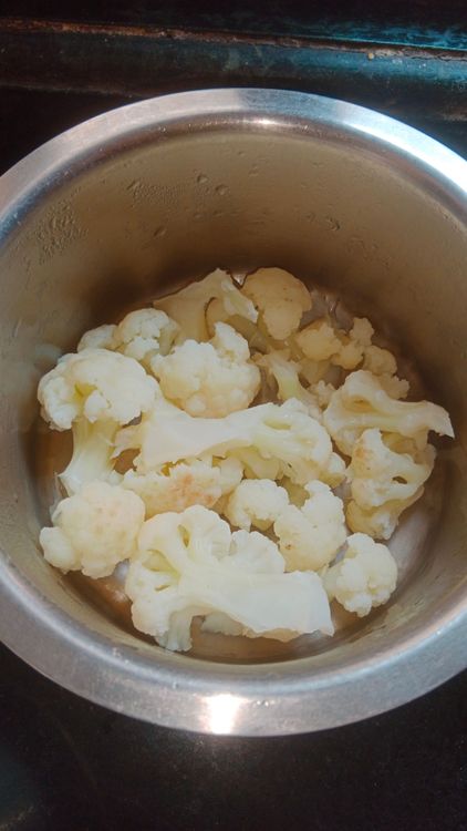 Step 1.1: Wash and blanch the cauliflower florets