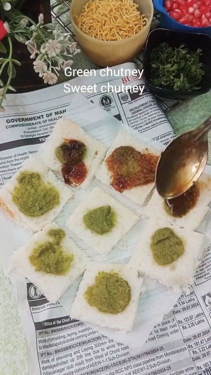 Step 3.1: Apply spicy green chutney and tamarind jaggery chutney gently over the bread pieces