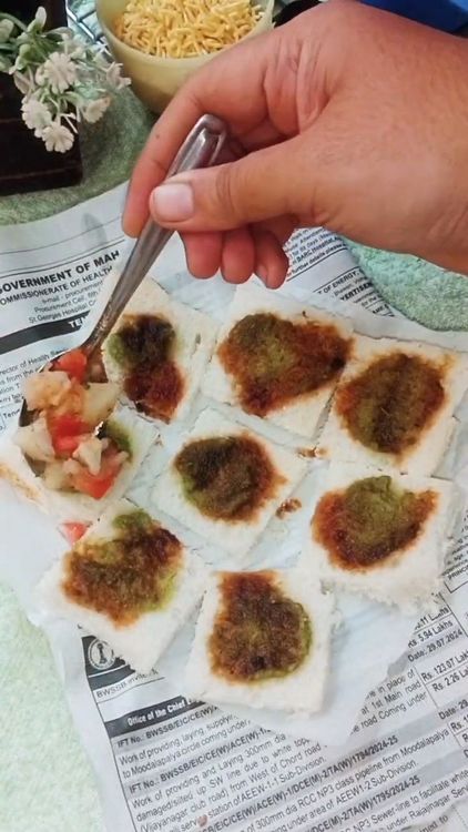 Step 3.2: Apply spicy green chutney and tamarind jaggery chutney gently over the bread pieces