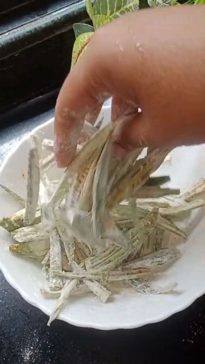 Step 1.2: Add rice flour and besan (chickpea flour) to the spiced bhindi and mix thoroughly